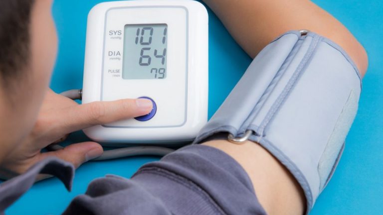 Saiba como medir a pressão arterial corretamente em casa